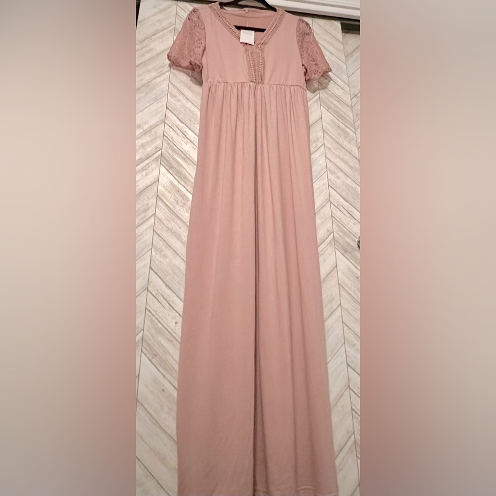 Elegant Pink Maxi Dress with Lace Sleeves